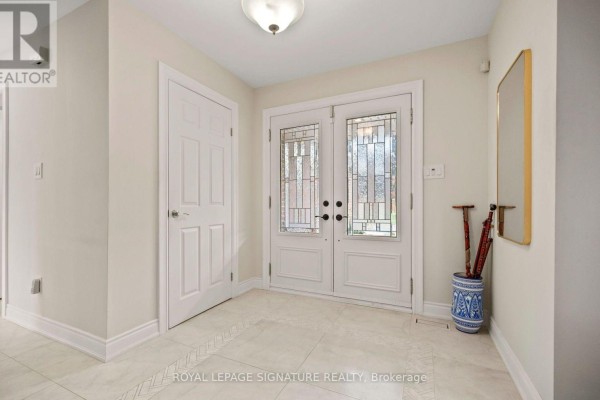Living room - 1892 Beechknoll Avenue, Mississauga, ON L4W2G3 Photo 2