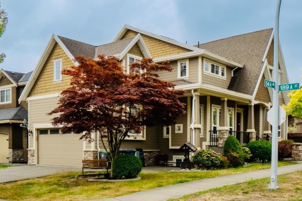 18938 54a Avenue, Surrey, BC V3S6R4 Photo 3