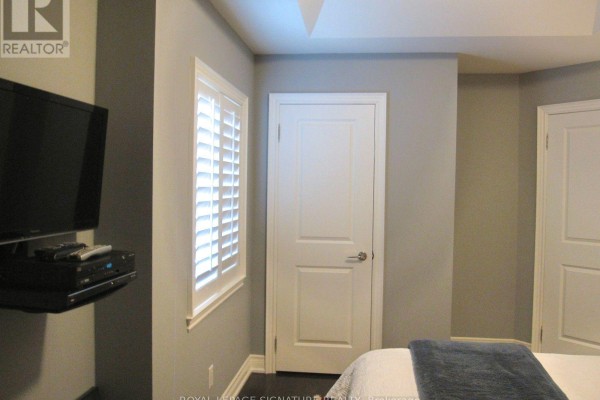 Primary Bedroom - 18b Algoma Street, Toronto, ON M8Y1C3 Photo 3