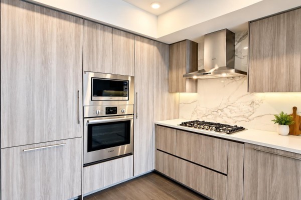 18xx 13768 100 Avenue, Surrey, BC V3T0V2 Photo 2