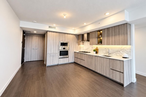 18xx 13768 100 Avenue, Surrey, BC V3T0V2 Photo 3