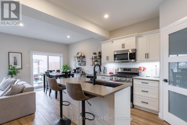 Primary Bedroom - 19 - 17 Nicholson Street, Lucan Biddulph, ON N0M2J0 Photo 4