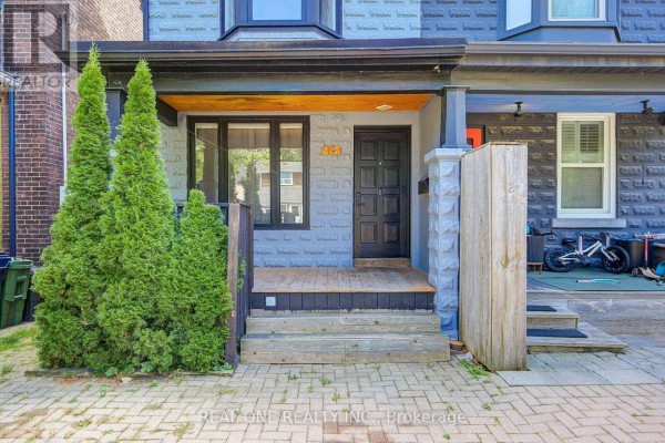 Kitchen - 19 Battenberg Avenue, Toronto, ON M4L1J7 Photo 3