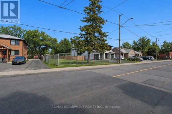 19 Broadview Avenue, Mississauga, ON L5H2S8 Photo 5