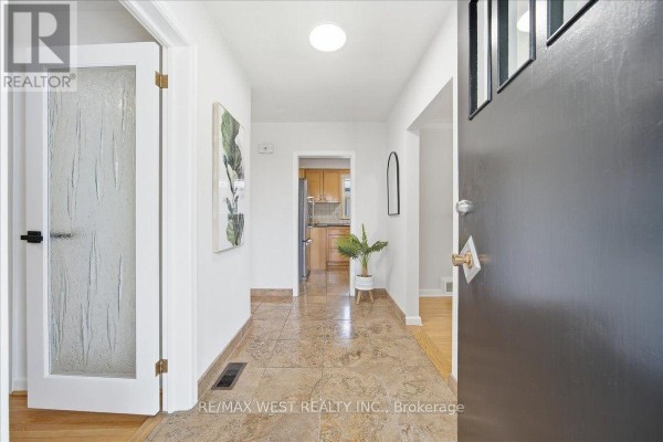 Cold room - 19 Decarie Circle, Toronto, ON M9B3H6 Photo 2