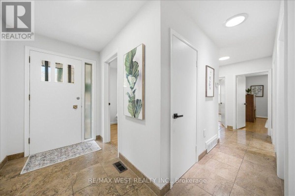 Dining room - 19 Decarie Circle, Toronto, ON M9B3H6 Photo 4