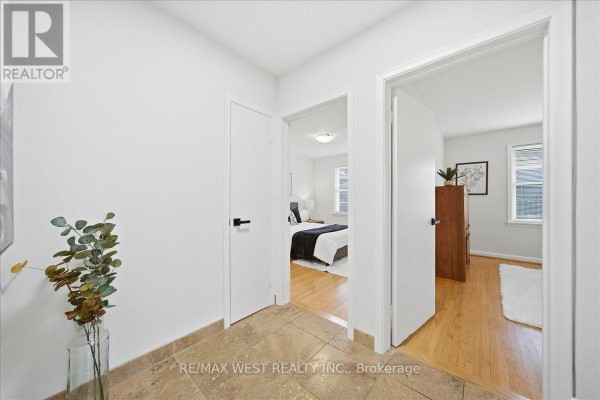 Living room - 19 Decarie Circle, Toronto, ON M9B3H6 Photo 5