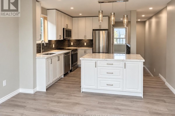 Kitchen - 19 Kelvin Avenue, Toronto, ON M4C5C7 Photo 2