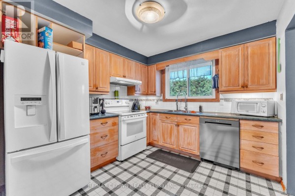 Bedroom 2 - 19 Knox Court, North Bay, ON P1A2P6 Photo 4