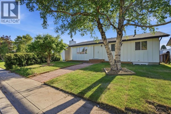 4pc Bathroom - 19 Mardale Crescent Ne, Calgary, AB T2A3V4 Photo 2