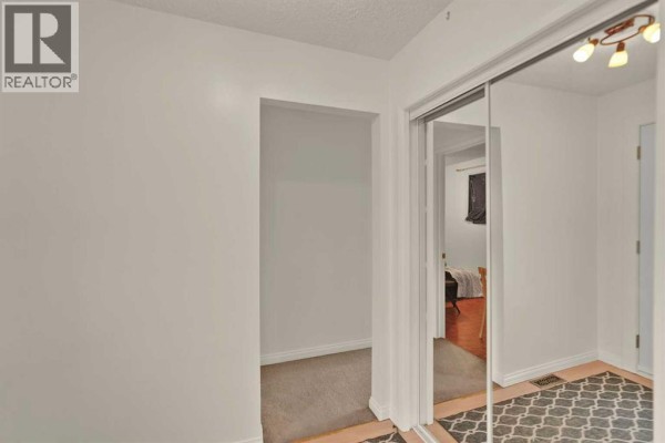 Dining room - 19 Maryvale Crescent Ne, Calgary, AB T2A2V5 Photo 5