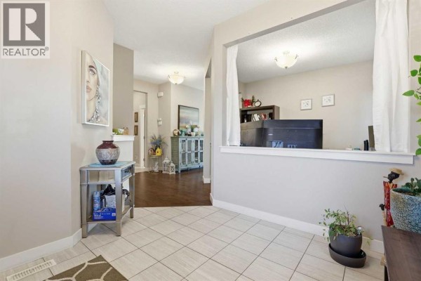 Foyer - 19 Mount Rae Heights, Okotoks, AB T1S0M6 Photo 3