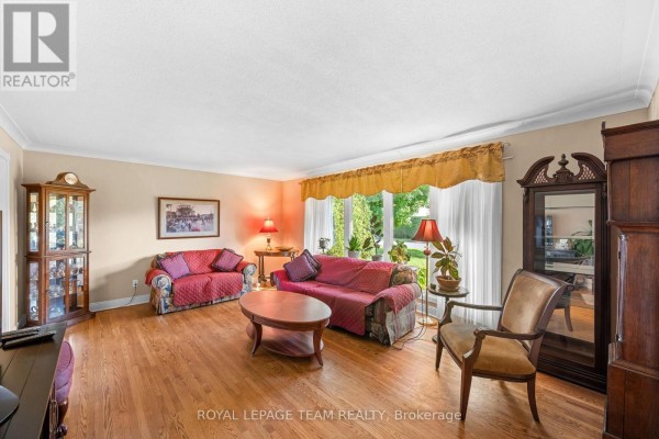 Living room - 19 Parkland Crescent, Ottawa, ON K2H5V3 Photo 3