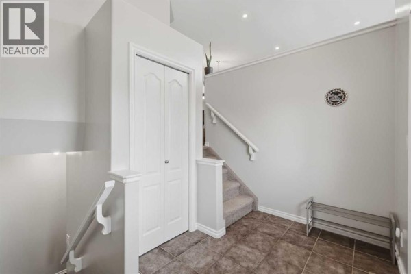 Foyer - 19 Regatta Way, Sylvan Lake, AB T4S0E8 Photo 5