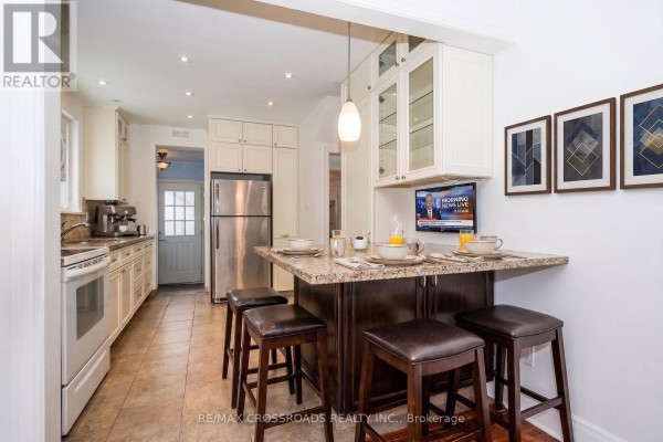 Kitchen - 19 Strathgowan Crescent, Toronto, ON M4N2Z6 Photo 4