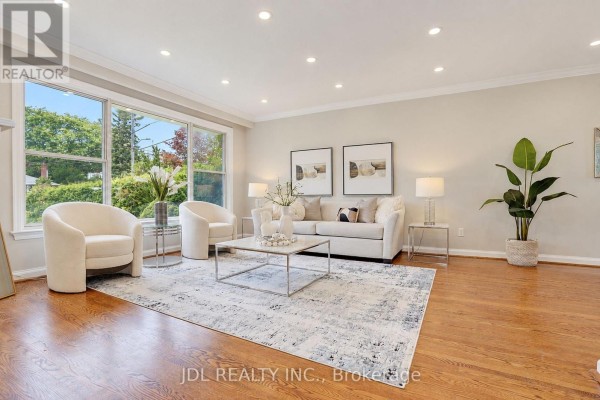 Family room - 19 Sweeney Drive, Toronto, ON M4A1T1 Photo 4