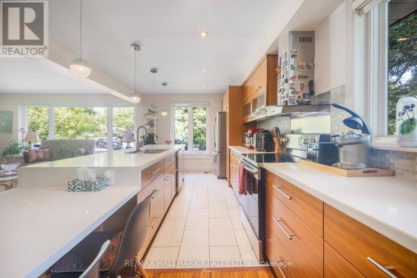 Kitchen - 19 Talwood Drive, Toronto, ON M3B2P4 Photo 3