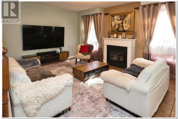 Living room - 19 The Queensway, Barrie, ON L4M7H6 Photo 4