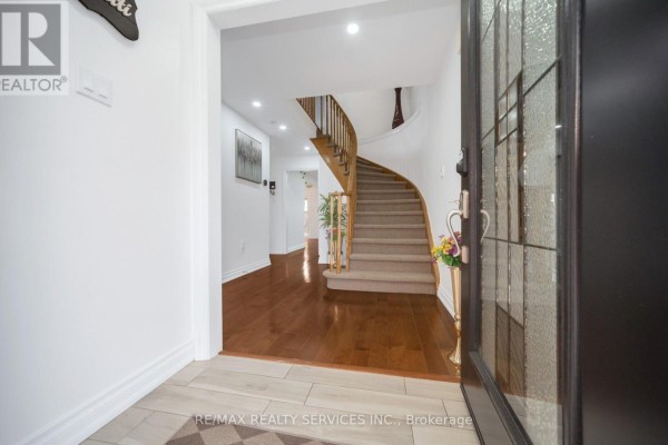 19 Wayne Nicol Drive, Brampton, ON L6X3Z2 Photo 4