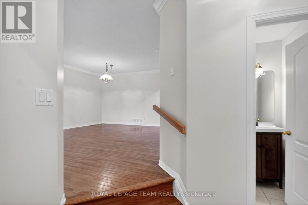 Dining room - 19 Windhurst Drive, Ottawa, ON K2G6G5 Photo 5