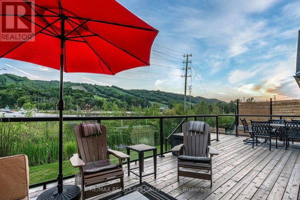 Deck with umbrella, chairs, and view - 190 Courtland Street Blue Mountains