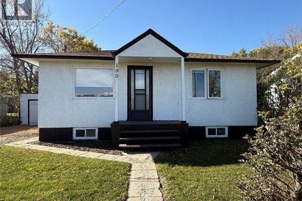 Living room - 190 Victoria Avenue, Yorkton, SK S3N1T1 Photo 2