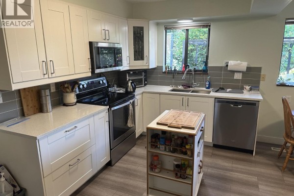 1902 Taylor Street, Port Coquitlam, BC V3C4S4 Photo 3