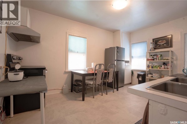 4pc Bathroom - 1903 Toronto Street, Regina, SK S4P1M9 Photo 5