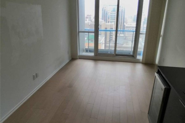 Kitchen - 1904 - 70 Temperance Street, Toronto, ON M5H4E8 Photo 3