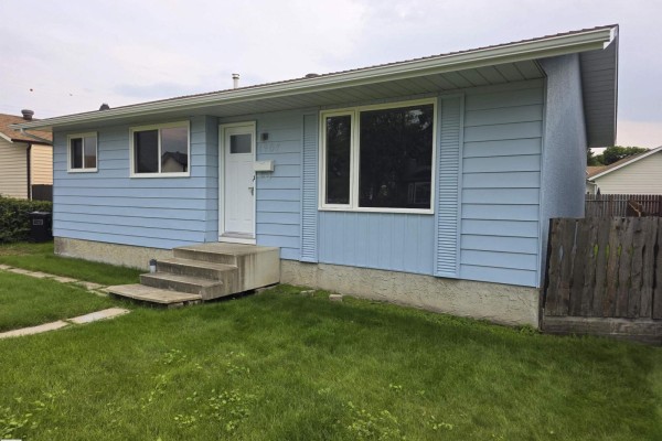 Kitchen - 1907 145a Av Nw, Edmonton, AB T5Y1S9 Photo 3