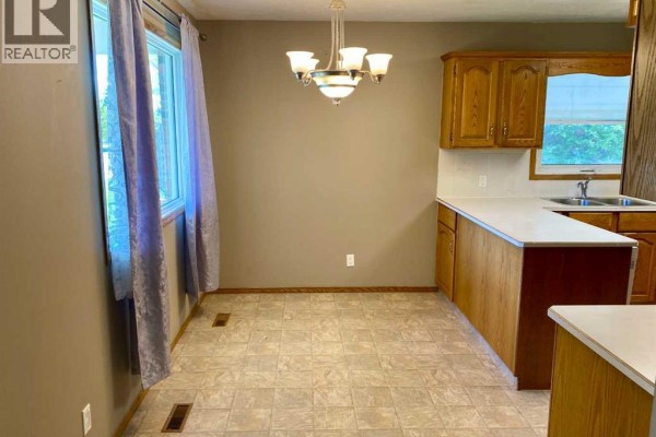 Primary Bedroom - 1908 18 Street N, Lethbridge, AB T1H4H2 Photo 4
