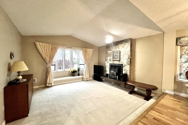 1909 E Southmere Crescent, Surrey, BC V4A6Z1 Photo 2
