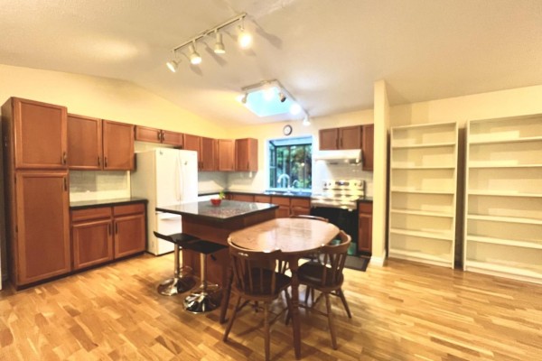 1909 E Southmere Crescent, Surrey, BC V4A6Z1 Photo 5
