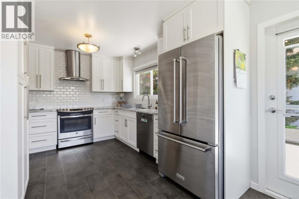 1909 Ferndale Rd, Saanich, BC, photo 3