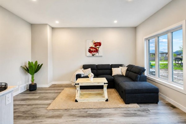 Living room - 191 Lynnwood Bay Nw, Altona, MB R0G0B1 Photo 4