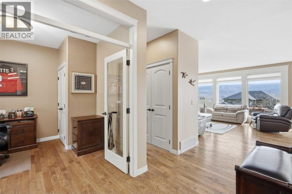 Living room - 1914 Ironwood Street, Kamloops, BC V2H0A6 Photo 5