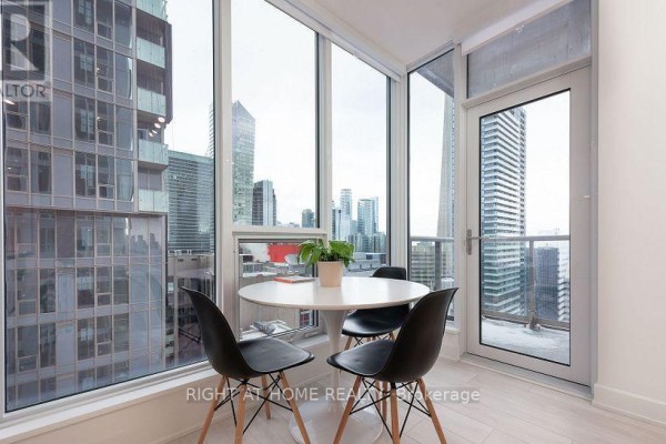 Living room - 1916 - 35 Mercer Street, Toronto, ON M5V1H2 Photo 3