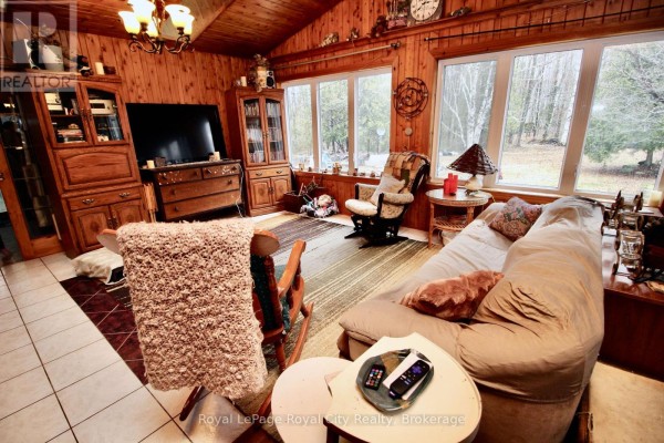 Living room - 192 Mcarthur Road, Northern Bruce Peninsula, ON N0H2R0 Photo 5