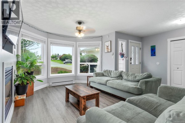 Living room - 1920 Cheviot Rd, Campbell River, BC V9H1R4 Photo 2