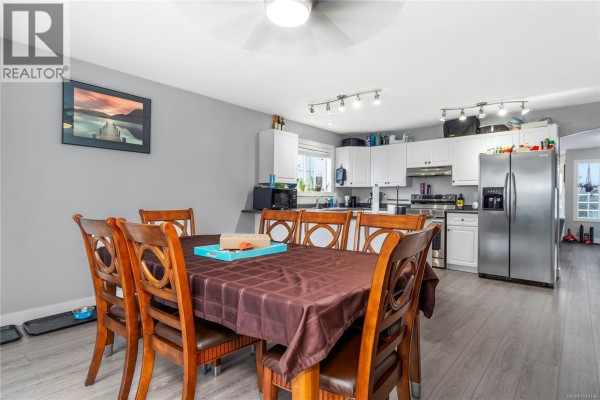 Kitchen - 1920 Cheviot Rd, Campbell River, BC V9H1R4 Photo 4