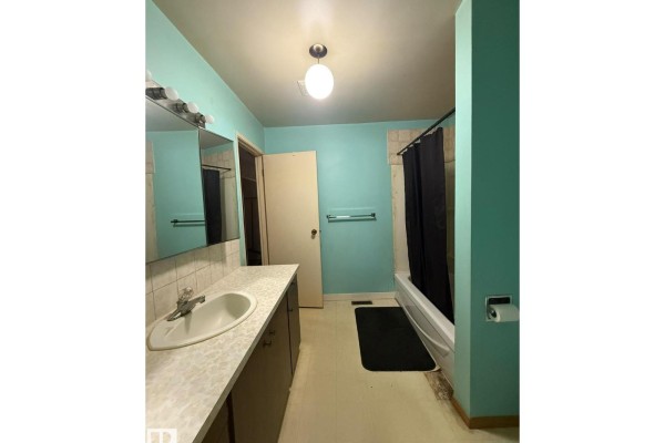 Primary Bedroom - 1923 56 St Nw, Edmonton, AB T6L1L6 Photo 5