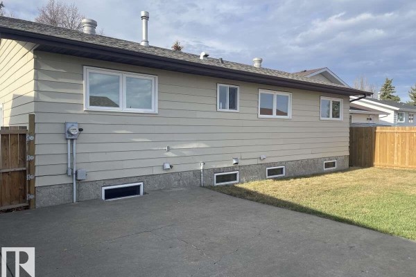 Primary Bedroom - 1929 65 St Nw, Edmonton, AB T6L1M1 Photo 4
