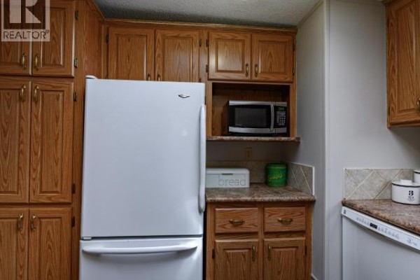 Kitchen - 193 Jeske Crescent, Yellowknife, NT X1A3V5 Photo 3