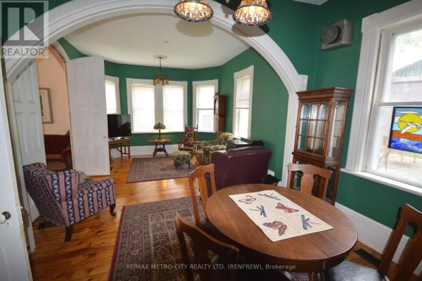 Living room - 193 Oak Street, Bonnechere Valley, ON K0J1T0 Photo 3