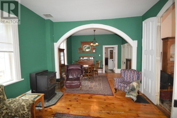 Living room - 193 Oak Street, Bonnechere Valley, ON K0J1T0 Photo 4