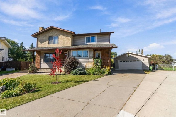 Kitchen - 1930 104 St Nw, Edmonton, AB T6J5A7 Photo 3