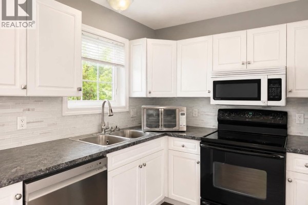 Kitchen - 1933 Galerno Rd, Campbell River, BC V9W1K8 Photo 5