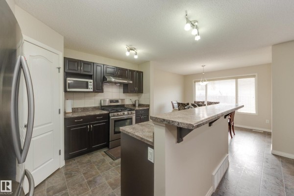 Family room - 1939 118 St Sw, Edmonton, AB T6W2E4 Photo 4