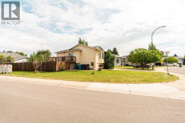 Bedroom - 194 Mt Blakiston Road W, Lethbridge, AB T1K6M5 Photo 4