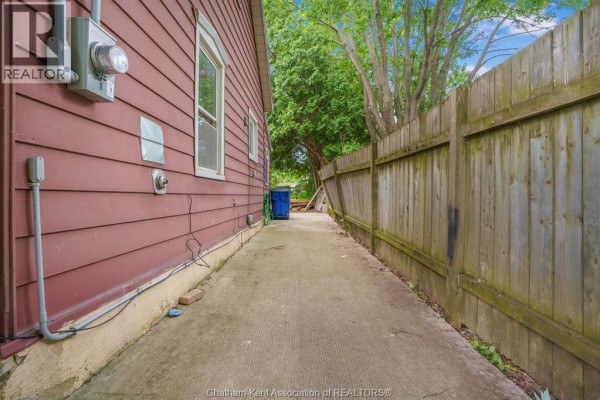2pc Bathroom - 194 Murray Street, Chatham, ON N7M3L3 Photo 4
